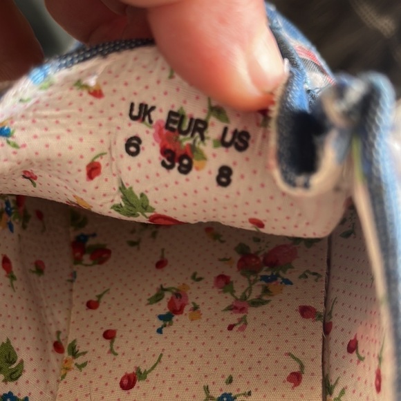 Hylianz Shoes gentle used size 8. Super cute patches for stay and design. #346 - Picture 6 of 8